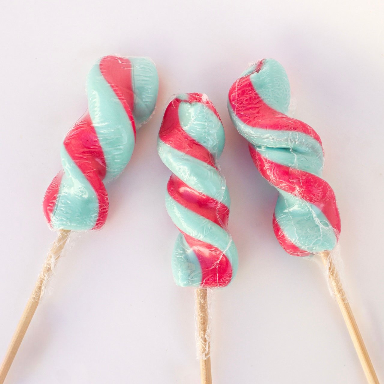 Fizzy Lollipop – A sweet piece of candy art! Godis fabrica, hand made lollipop hecho a mano craft spirulina spiral lollipop artesanal bubblegum taste dizzy blue pink lollipop