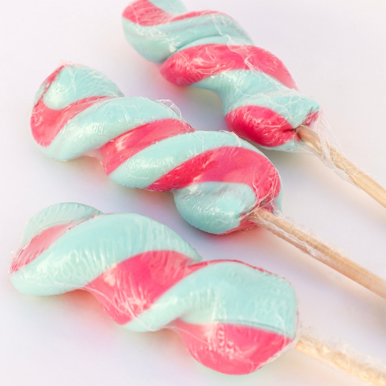 Fizzy Lollipop – A sweet piece of candy art! Godis fabrica, hand made lollipop hecho a mano craft spirulina spiral lollipop artesanal bubblegum taste dizzy blue pink lollipop