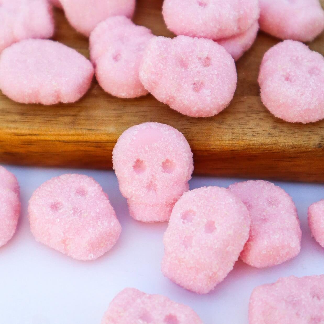 Sour Foam Strawberry Skulls mormor lisas pink candy chuches de calavera nube