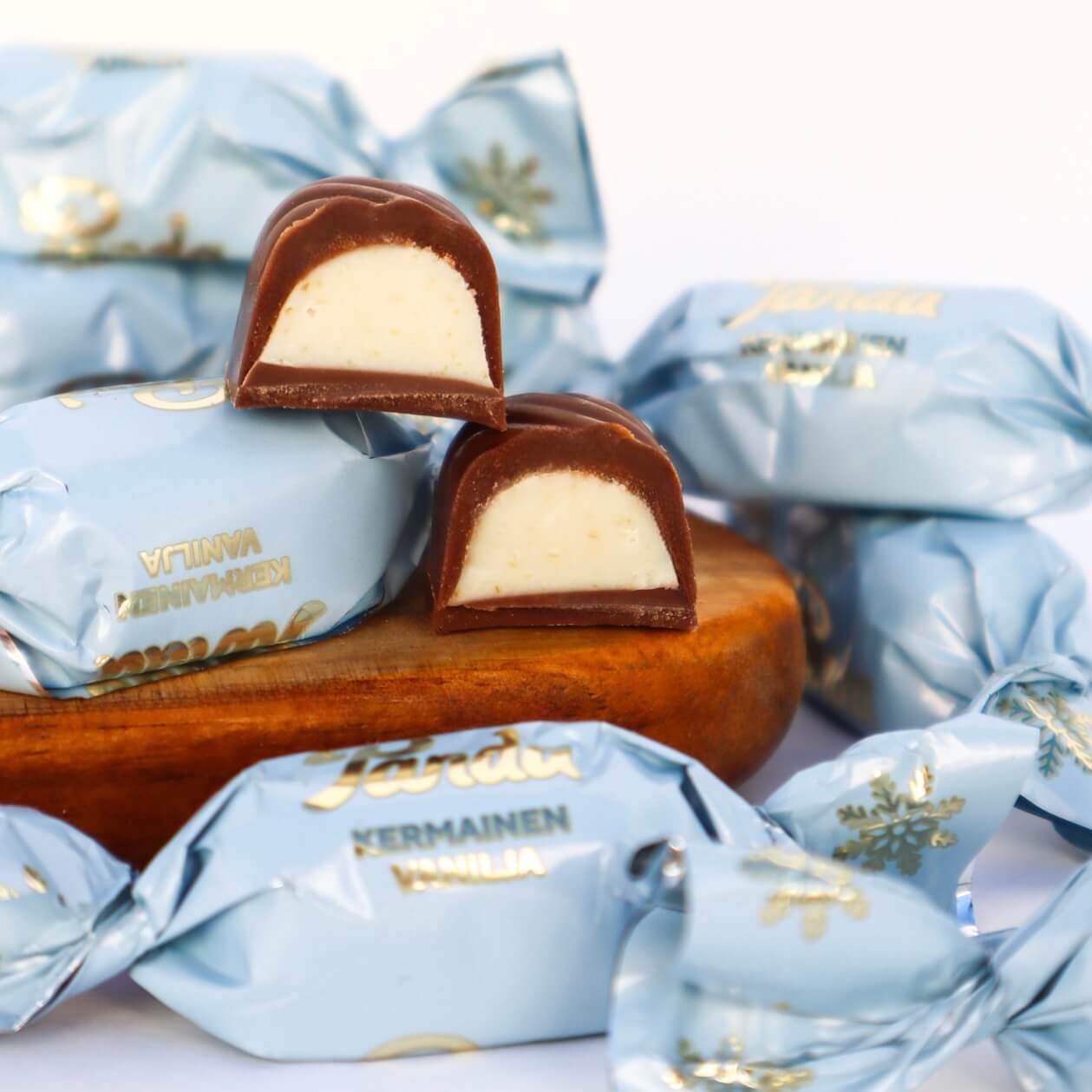 Creamy Vanilla Chocolate Pralines from Panda Christmas chocolate navidad natal Finnish chocolate Panda suomi kermainen vanilija vaniliini sabor a vanilla chocolate con leche lujo luxury limited edition