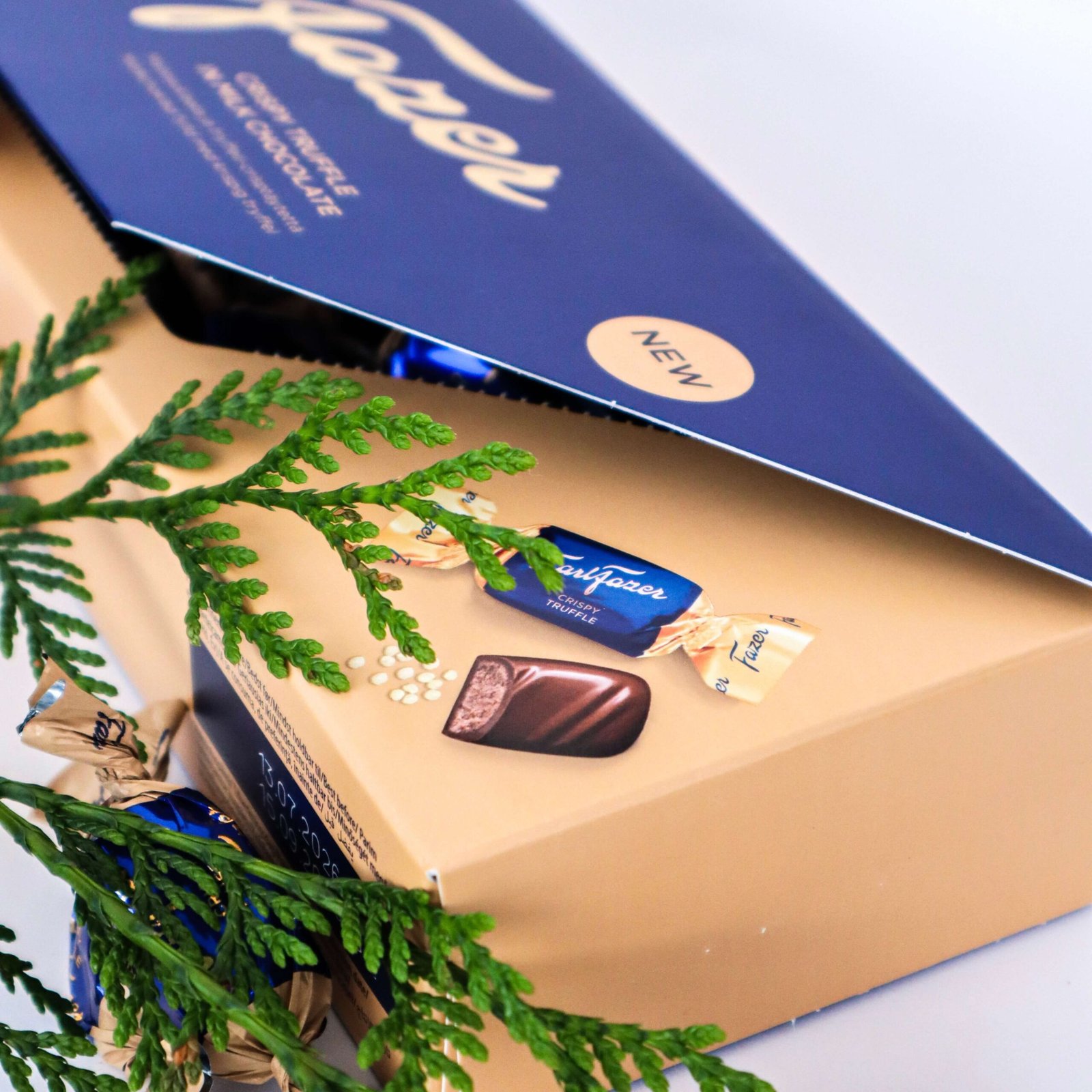 Crispy Truffle Chocolate Box pralines milk chocolate soft truffle filling chocolatina navidad christmas chocolate invierno cozy vibes joule suklaa fazer new novedad jul natal doces crujente trufa